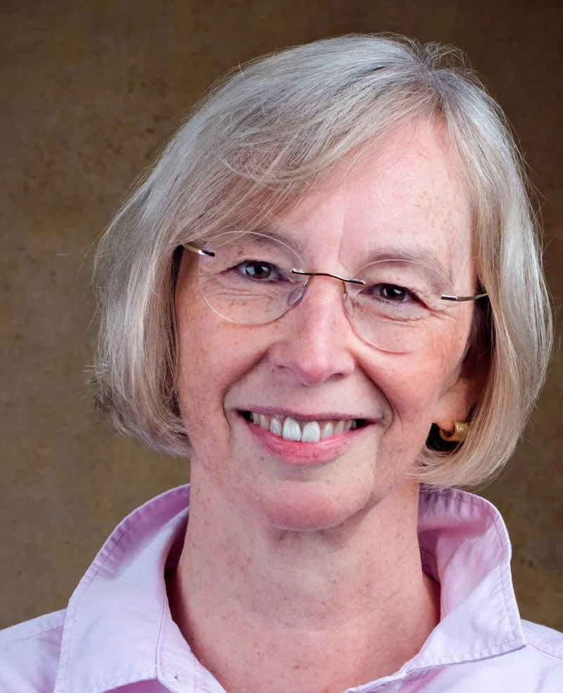 Porträt von Dr. Heike Philipps, freundlich lächelnd in ihrer Praxis